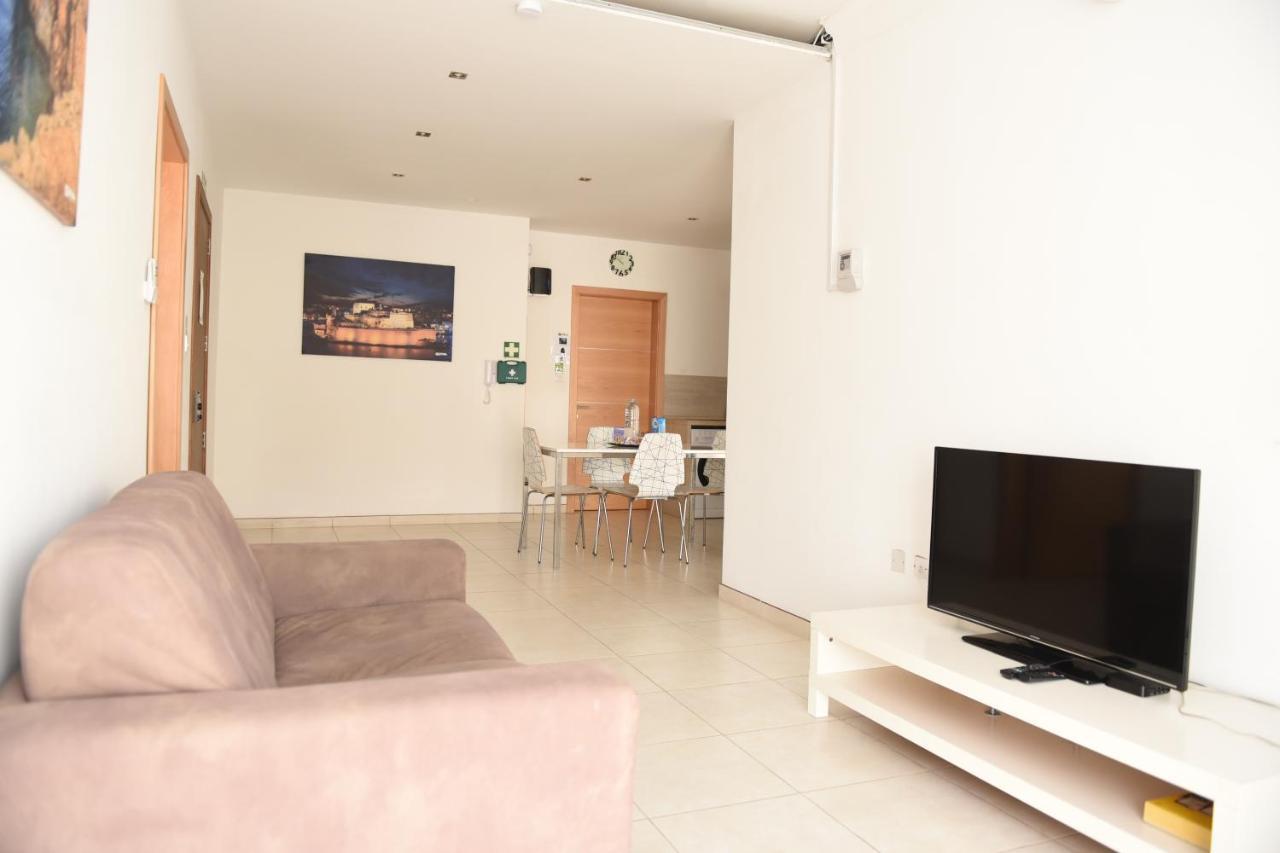 Hortensia 2 Bedroom Apartment St. Paul's Bay Bagian luar foto