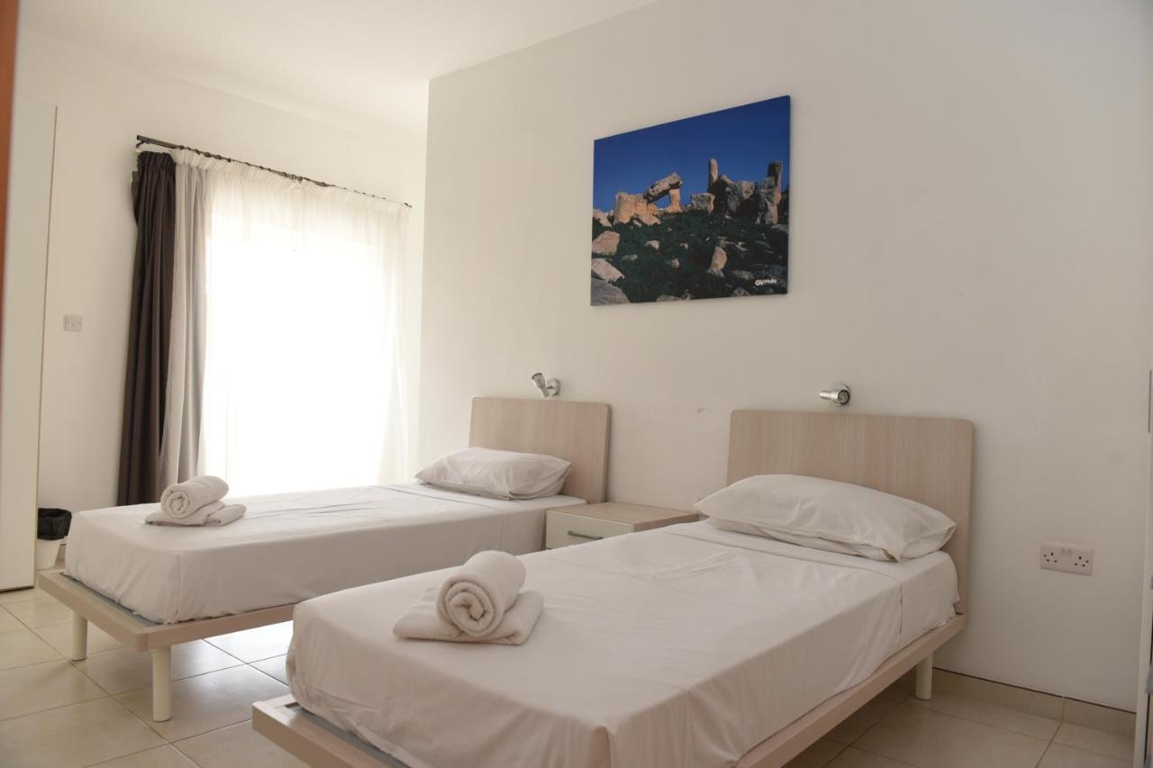 Hortensia 2 Bedroom Apartment St. Paul's Bay Bagian luar foto